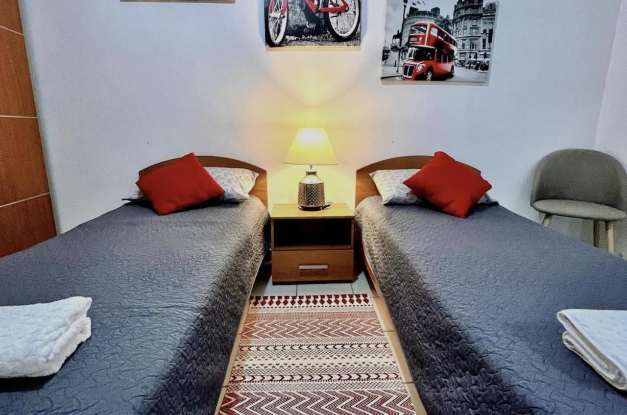 Homestay F2 2 Lovely Room, Living And Bathroom Shared , St Julians *